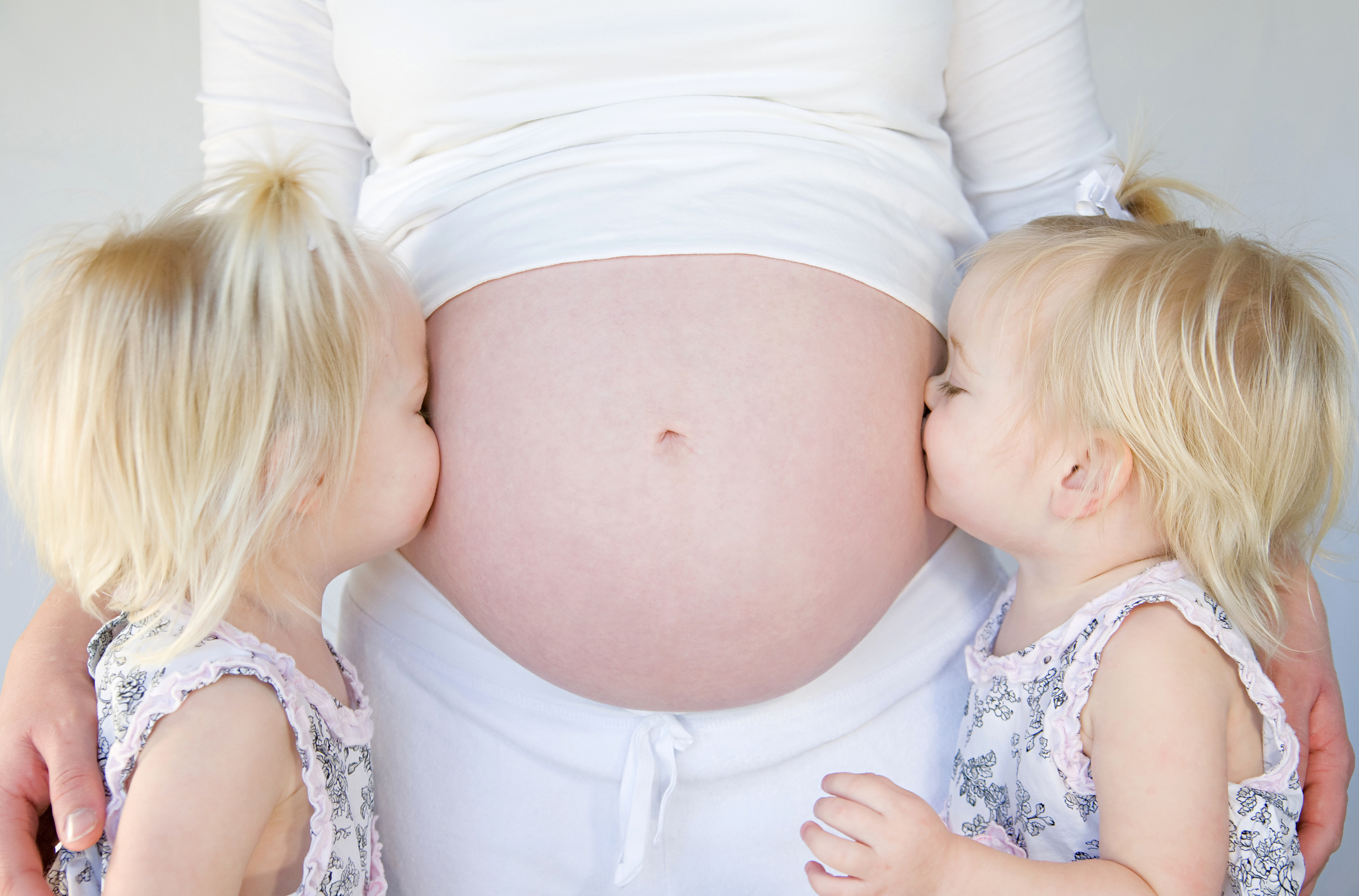 kids kissing mom preg belly